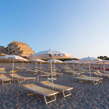 Hellenia Yachting & Giardini-Naxos