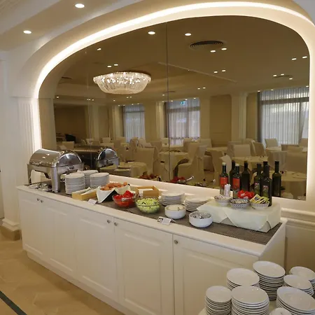 Hellenia Yachting & מלון 4*