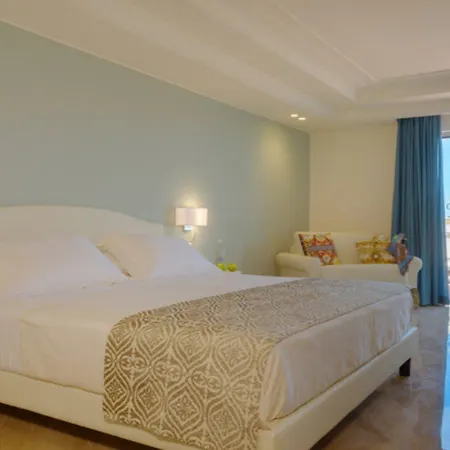 Hellenia Yachting & מלון 4*