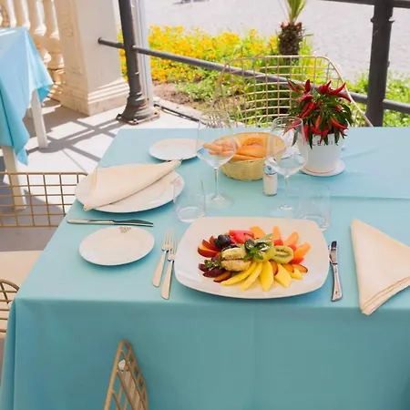 Hellenia Yachting & גיארדיני נאקסוס